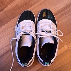 air jordan 11 low emeralds